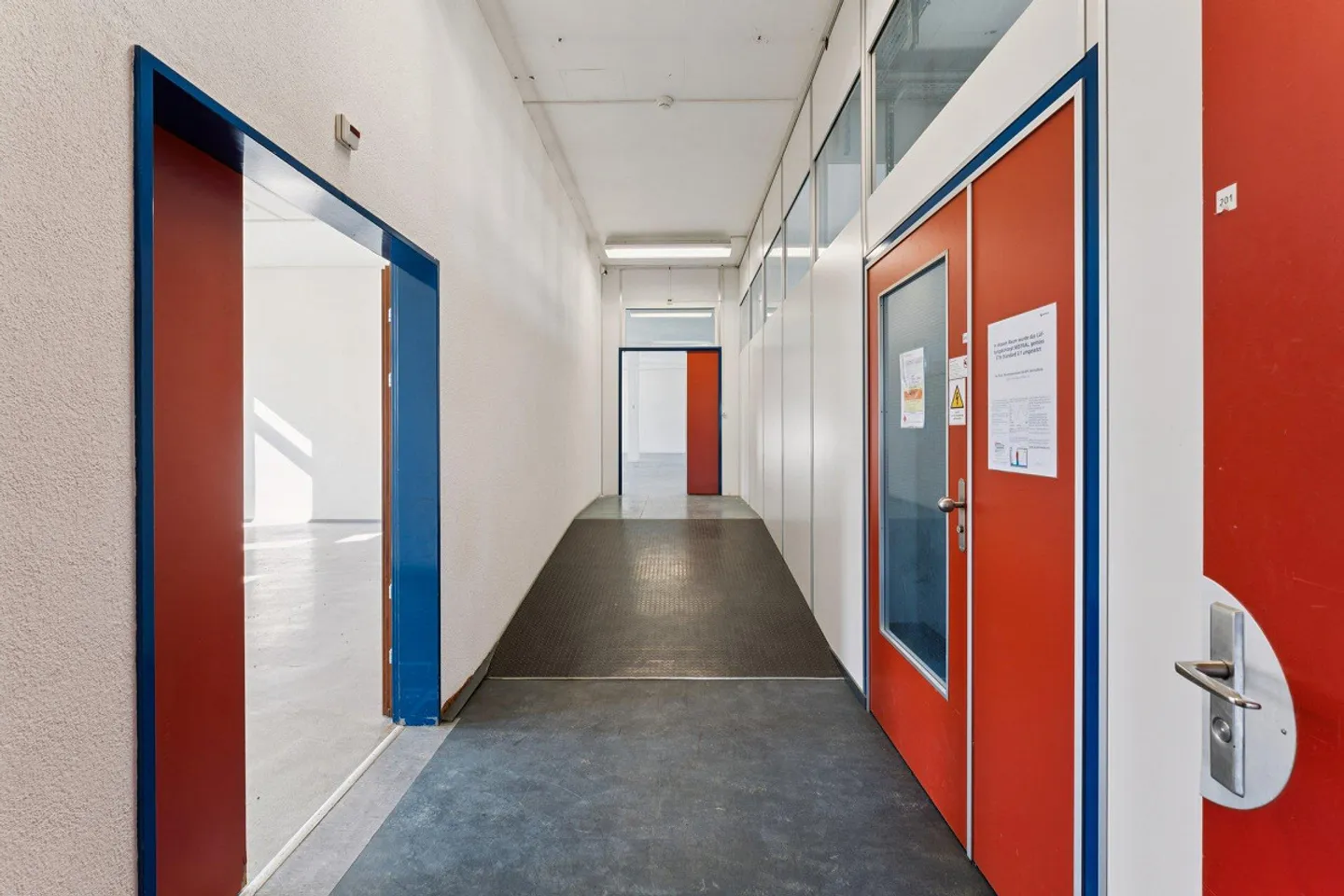 Plenty of space for your ideas – 200 m² bright commercial space in the best location - Photo 9 of 9