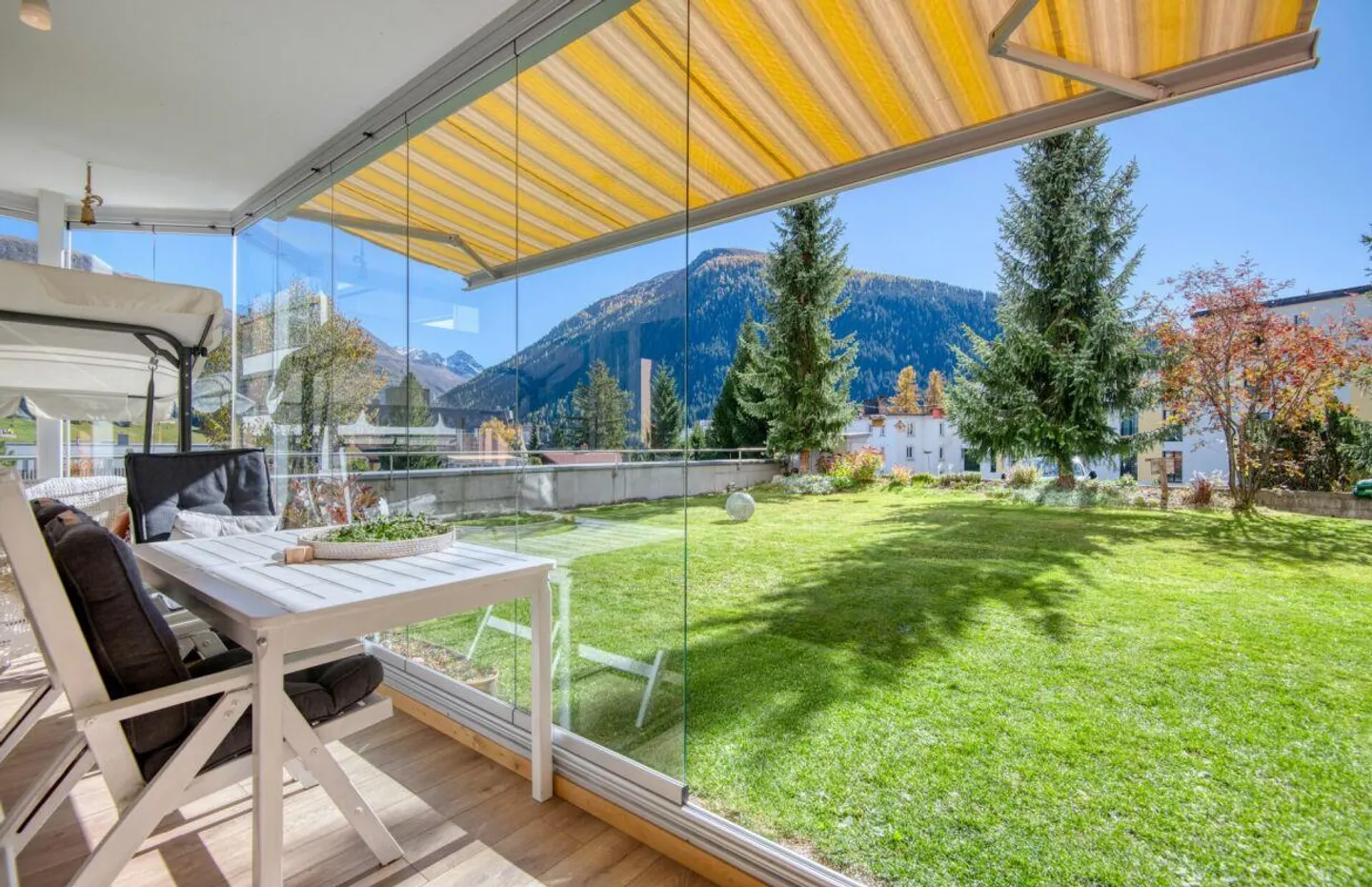 Stilvolle 2.5-Zimmer-Gartenwohnung mit Davoser Bergpanorama - Foto 1 von 9