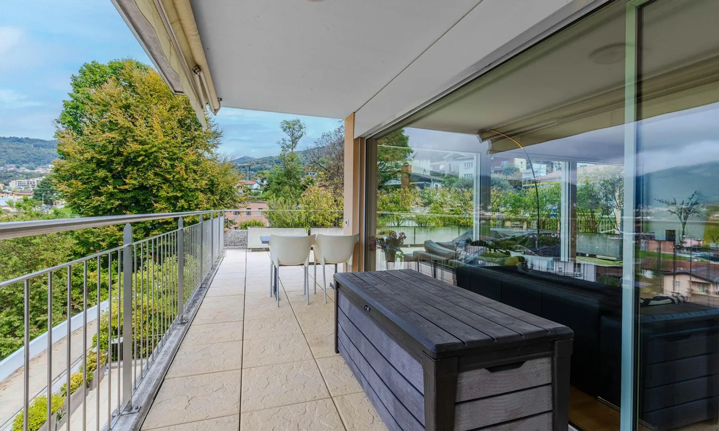 PENTHOUSE 3.5 PIÈCES AVEC TERRASSE PANORAMIQUE À CADRO - Photo 2 sur 9