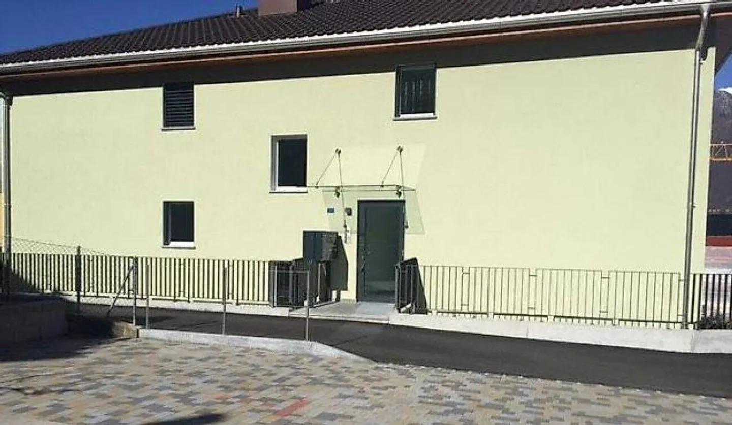 QUIET 3.5 ROOM APARTMENT - Photo 1 of 9