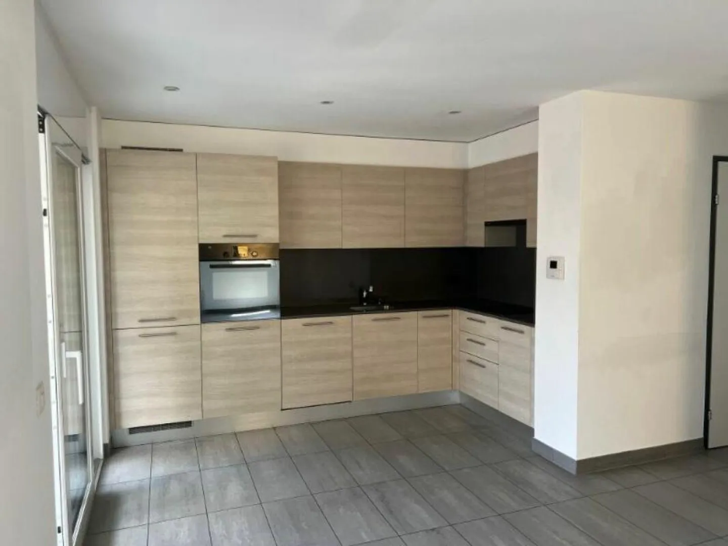 QUIET 3.5 ROOM APARTMENT - Photo 2 of 9