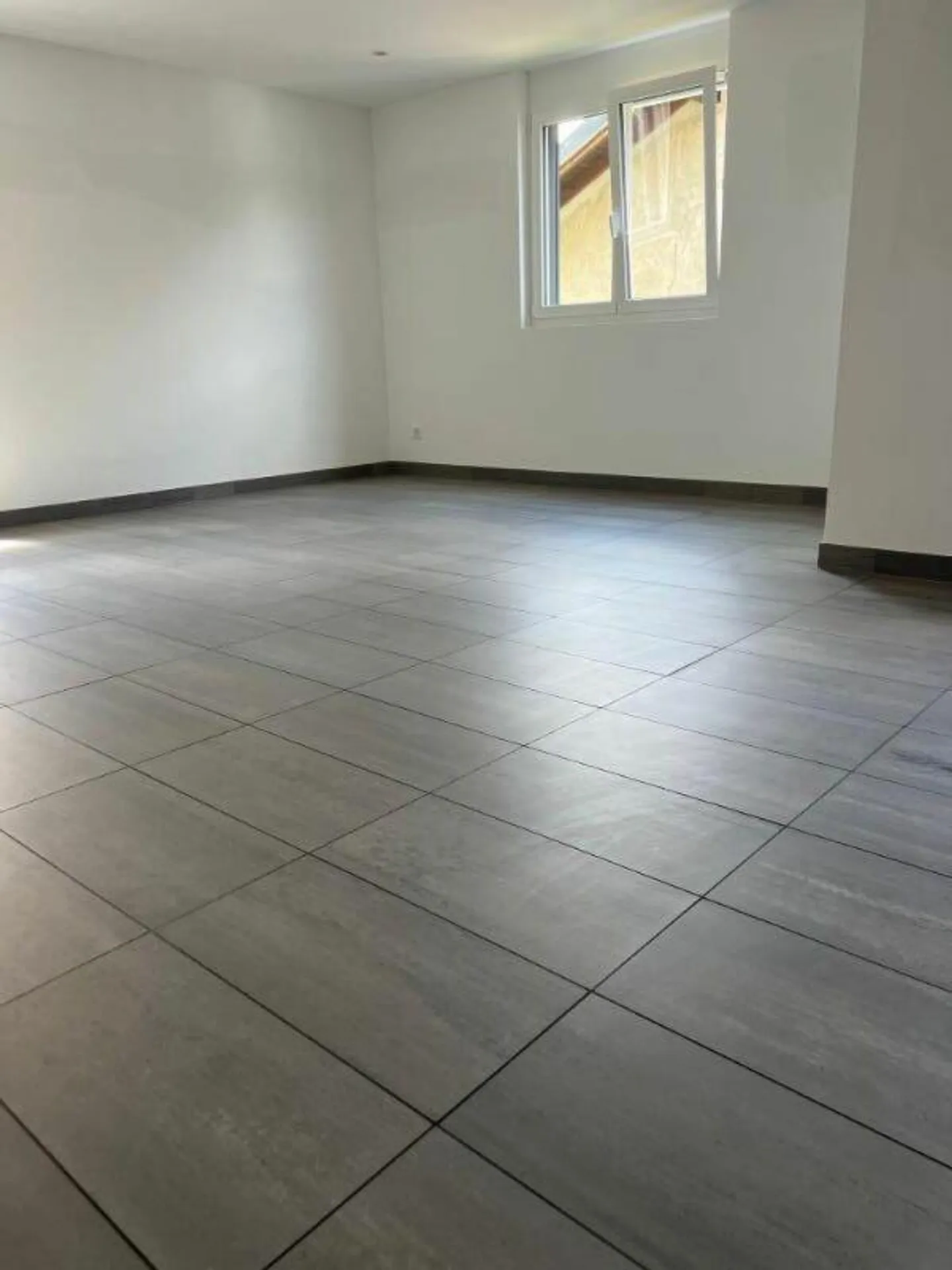 QUIET 3.5 ROOM APARTMENT - Photo 3 of 9