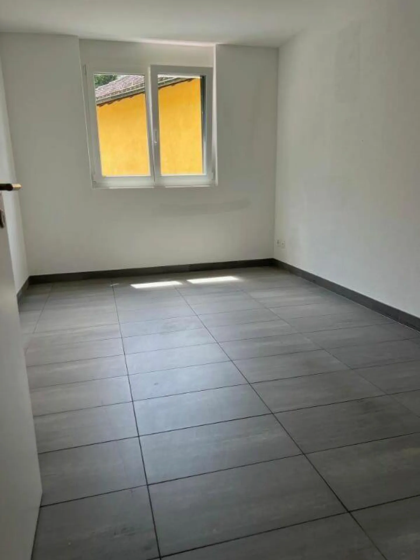 QUIET 3.5 ROOM APARTMENT - Photo 4 of 9