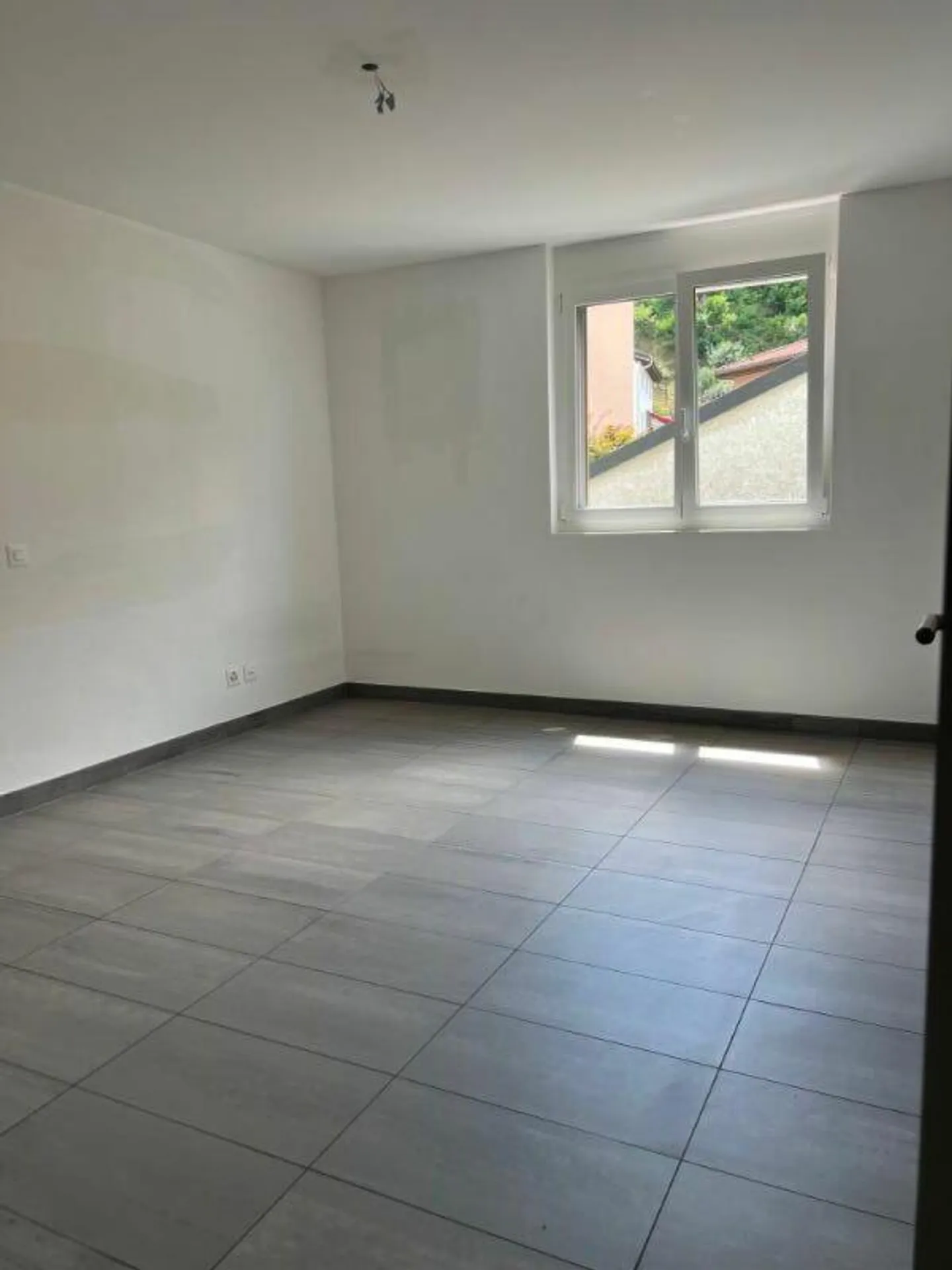 QUIET 3.5 ROOM APARTMENT - Photo 5 of 9