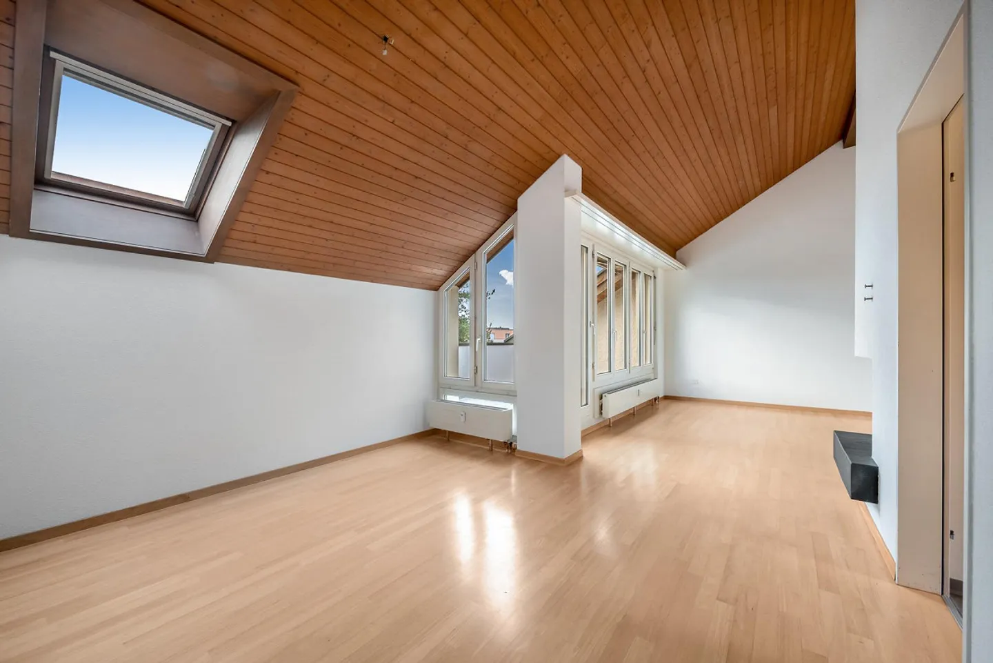 Appartamento mansardato con camino - zona residenziale tranquilla limitata fino al 30.06.2027 - Foto 4 di 12