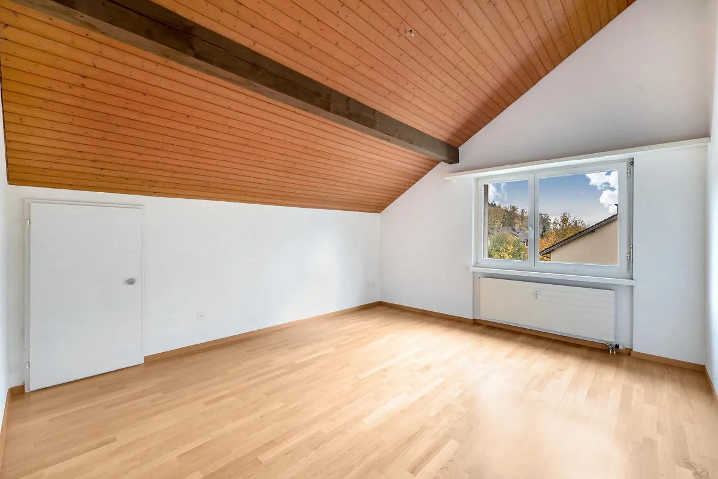 Appartamento mansardato con camino - zona residenziale tranquilla limitata fino al 30.06.2027 - Foto 6 di 12