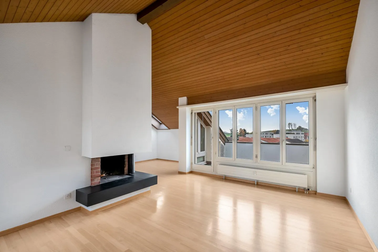 Appartamento mansardato con camino - zona residenziale tranquilla limitata fino al 30.06.2027 - Foto 3 di 12