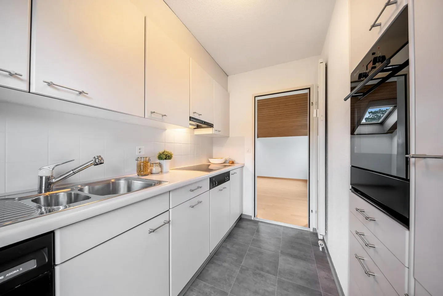 Appartamento mansardato con camino - zona residenziale tranquilla limitata fino al 30.06.2027 - Foto 8 di 12