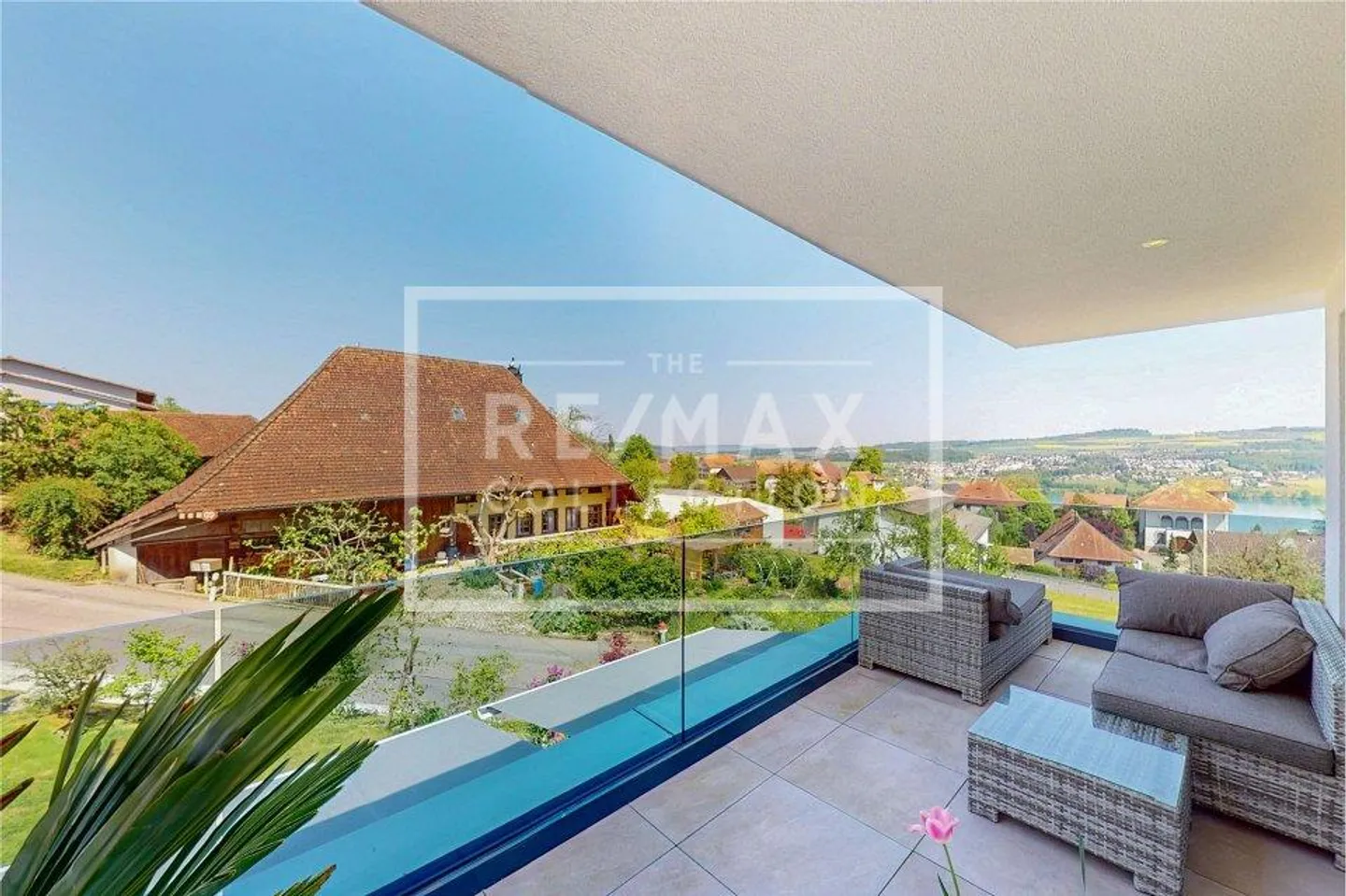 Exclusive 5.5-room single-family house with lift, lake and mountain view, photovoltaic system, LOXONE - Photo 8 of 13