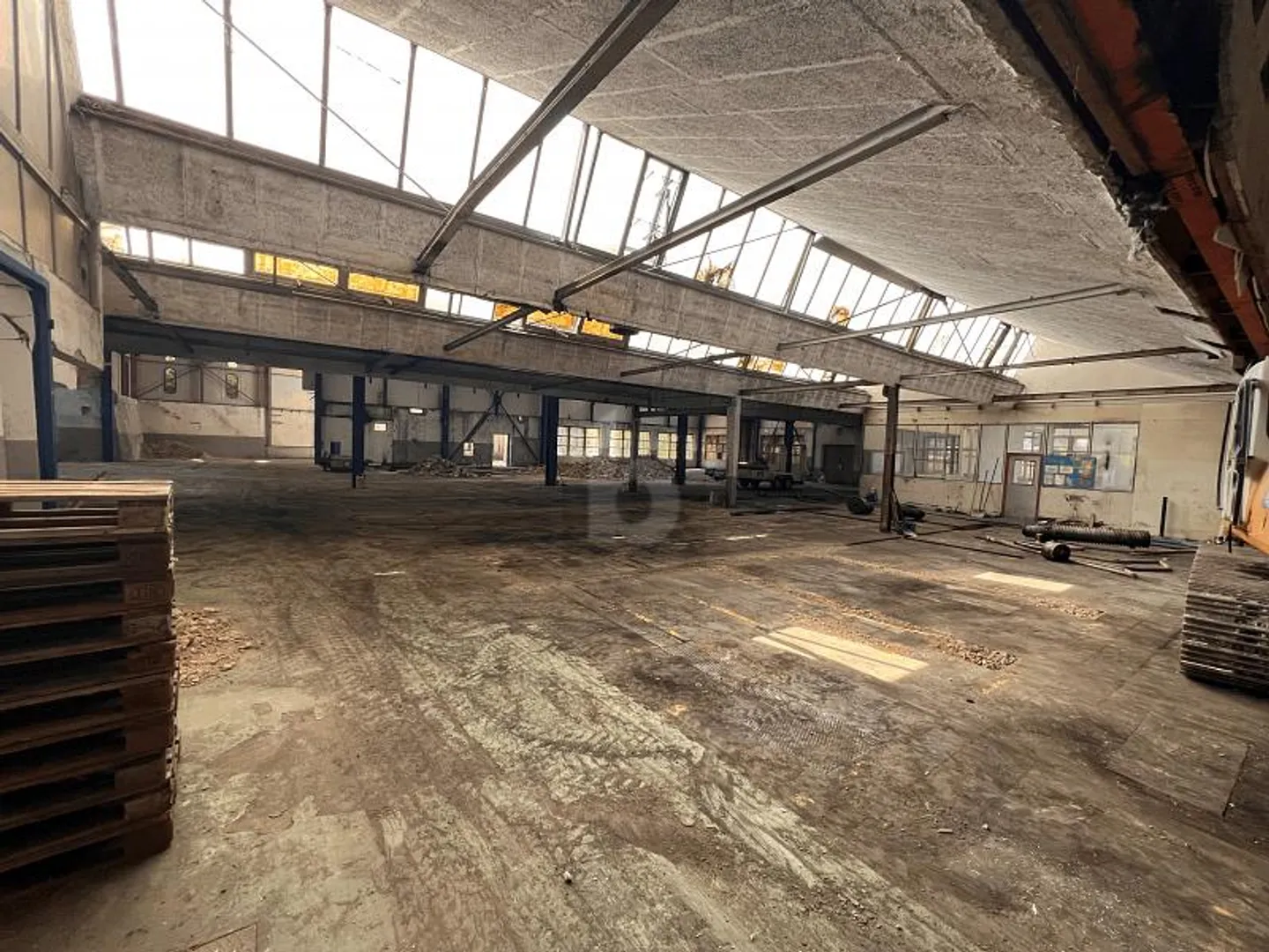 Spacious Commercial Warehouse - Photo 2 of 6