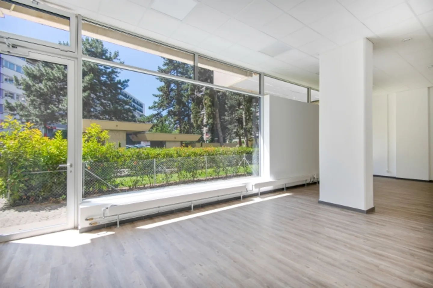 Luminoso arcade commerciale nella zona di Charmilles - Foto 4 di 6