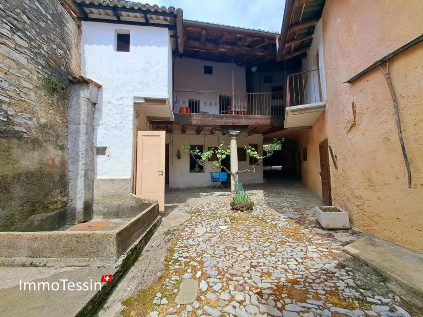 Affascinante casa di villaggio ticinese con ampio cortile interno e terrazza a un prezzo eccezionale in una posizione ambita - Foto 2 di 13