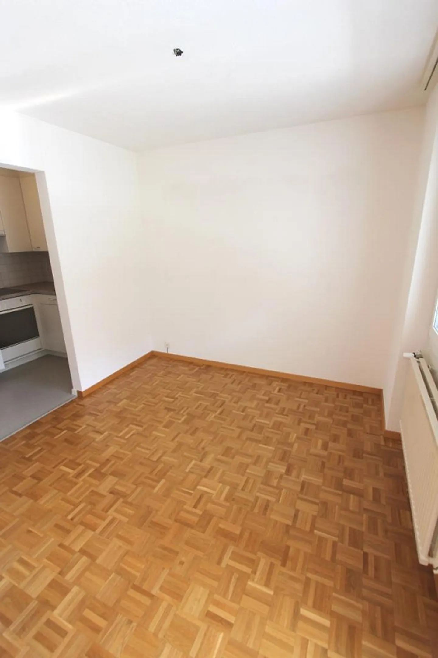 Quiet location with cozy balcony - Photo 4 of 6