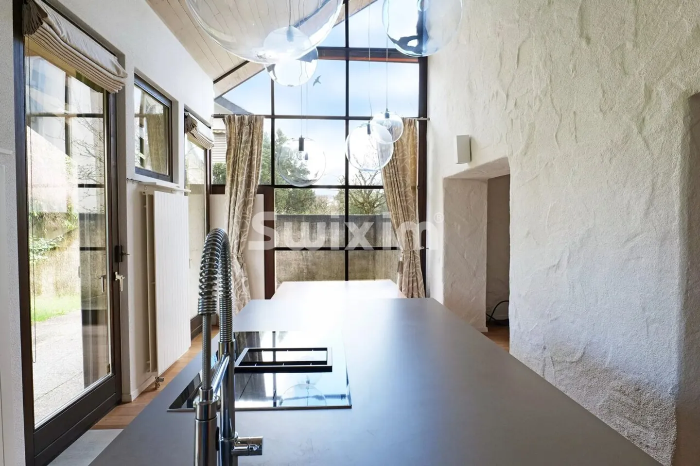 Appartement rénové de caractère - Photo 2 sur 13