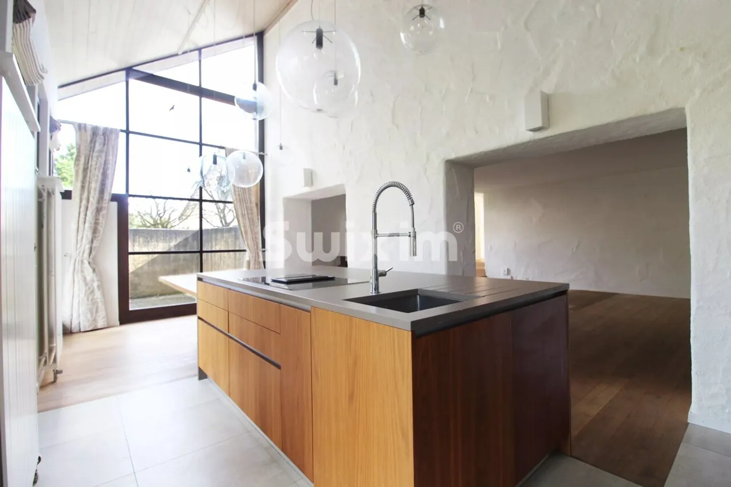 Appartement rénové de caractère - Photo 3 sur 13