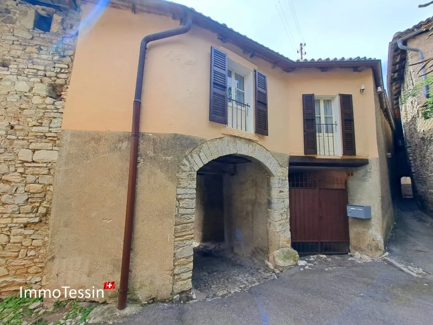 Affascinante casa di villaggio ticinese con ampio cortile interno e terrazza a un prezzo eccezionale in una posizione ambita - Foto 6 di 13