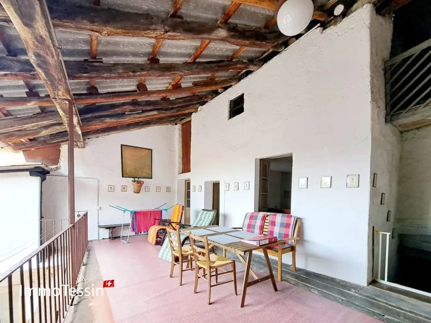 Affascinante casa di villaggio ticinese con ampio cortile interno e terrazza a un prezzo eccezionale in una posizione ambita - Foto 7 di 13
