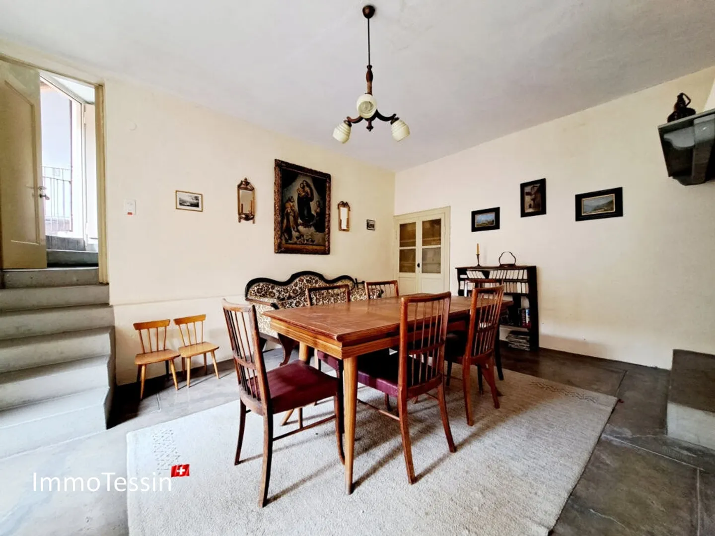 Affascinante casa di villaggio ticinese con ampio cortile interno e terrazza a un prezzo eccezionale in una posizione ambita - Foto 8 di 13