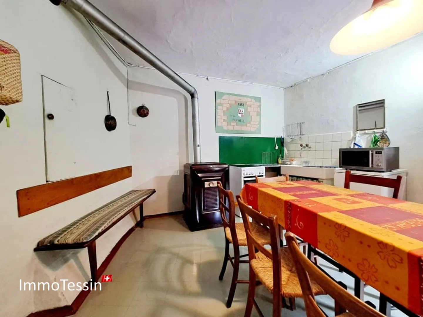 Affascinante casa di villaggio ticinese con ampio cortile interno e terrazza a un prezzo eccezionale in una posizione ambita - Foto 9 di 13