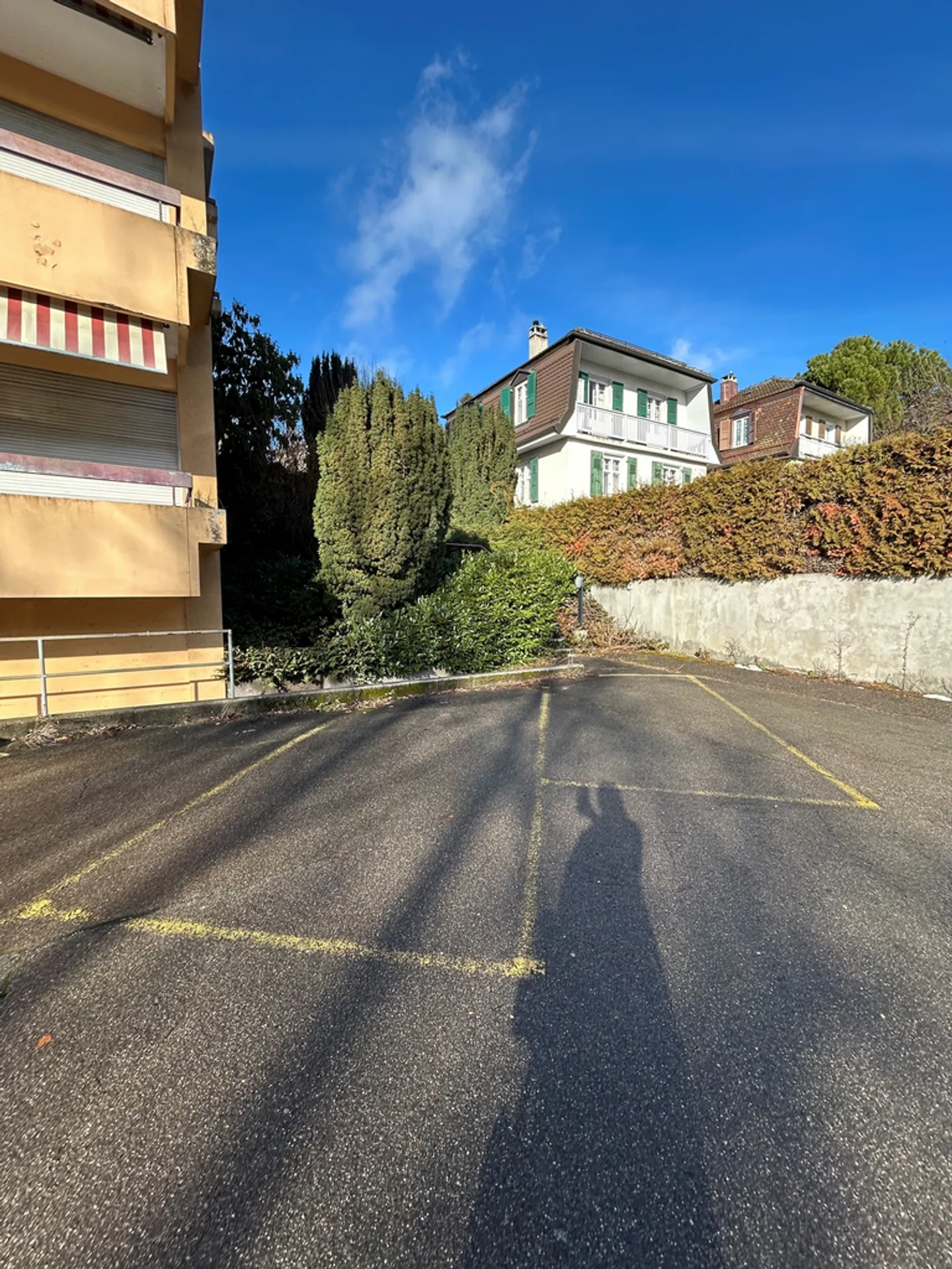 Places de parc extérieures pratiques - Photo 2 sur 3