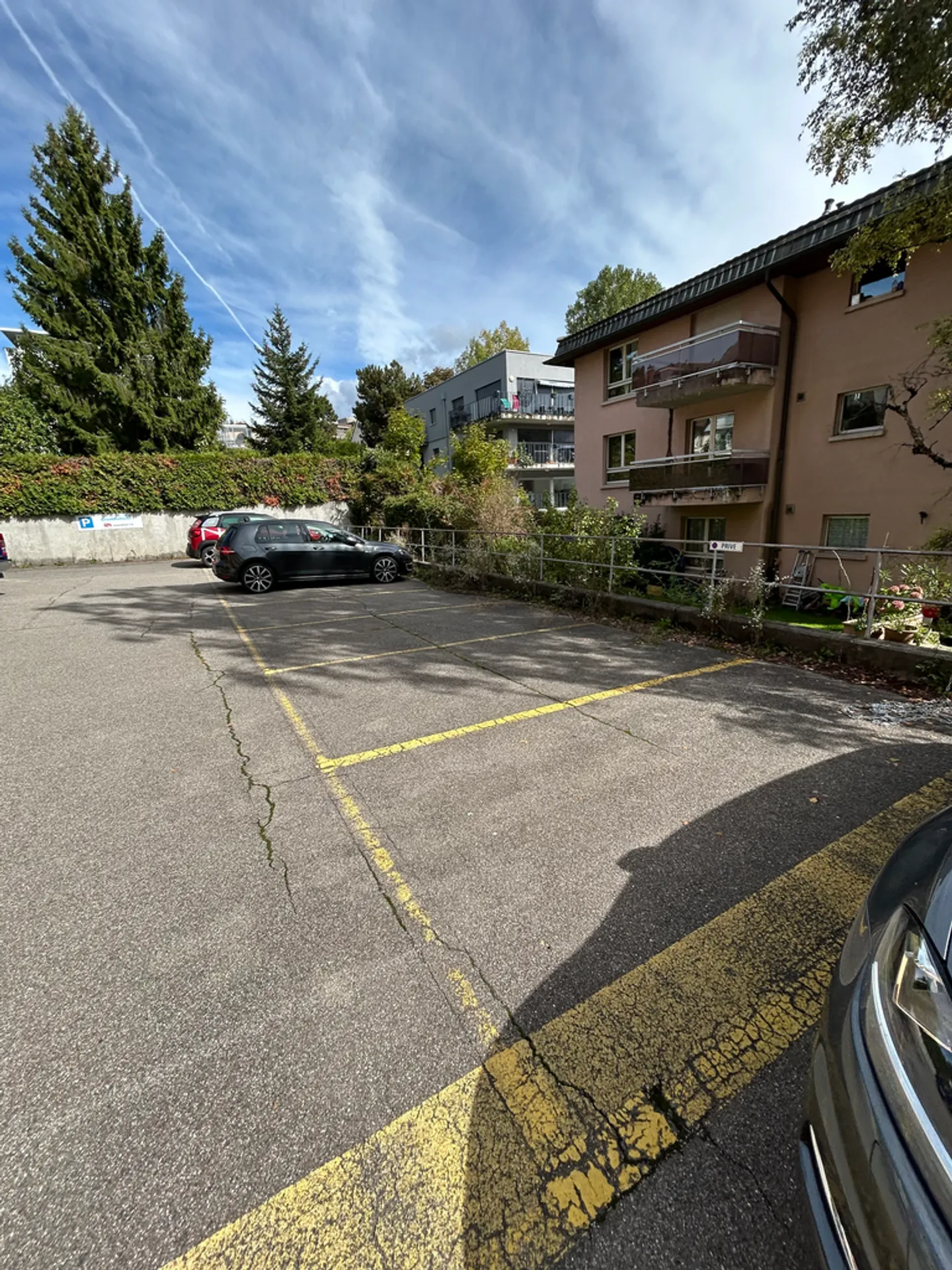 Places de parc extérieures pratiques - Photo 3 sur 3