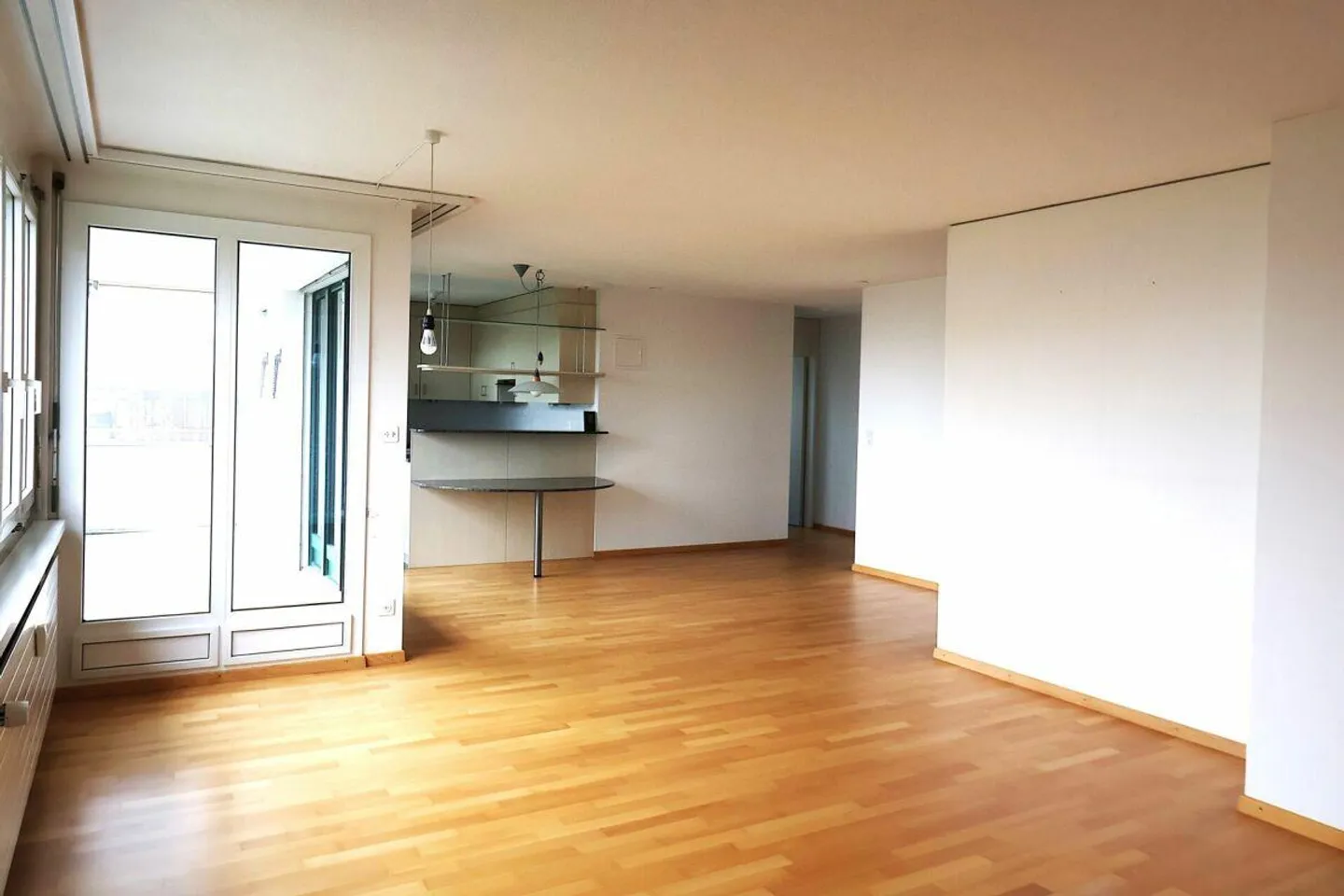 Quiet location, spacious apartment with parking space - Photo 2 of 11