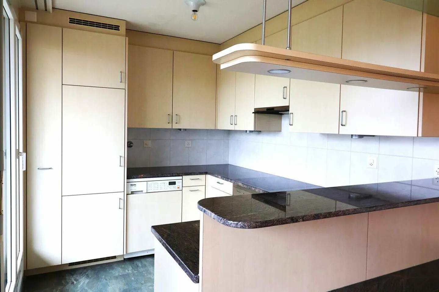 Quiet location, spacious apartment with parking space - Photo 3 of 11