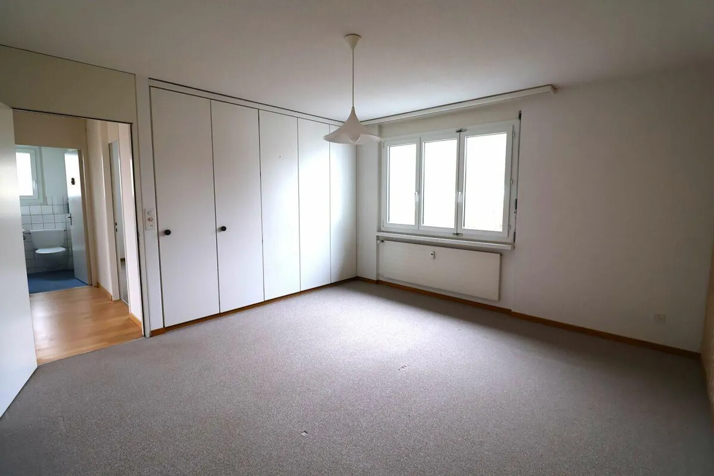 Quiet location, spacious apartment with parking space - Photo 4 of 11