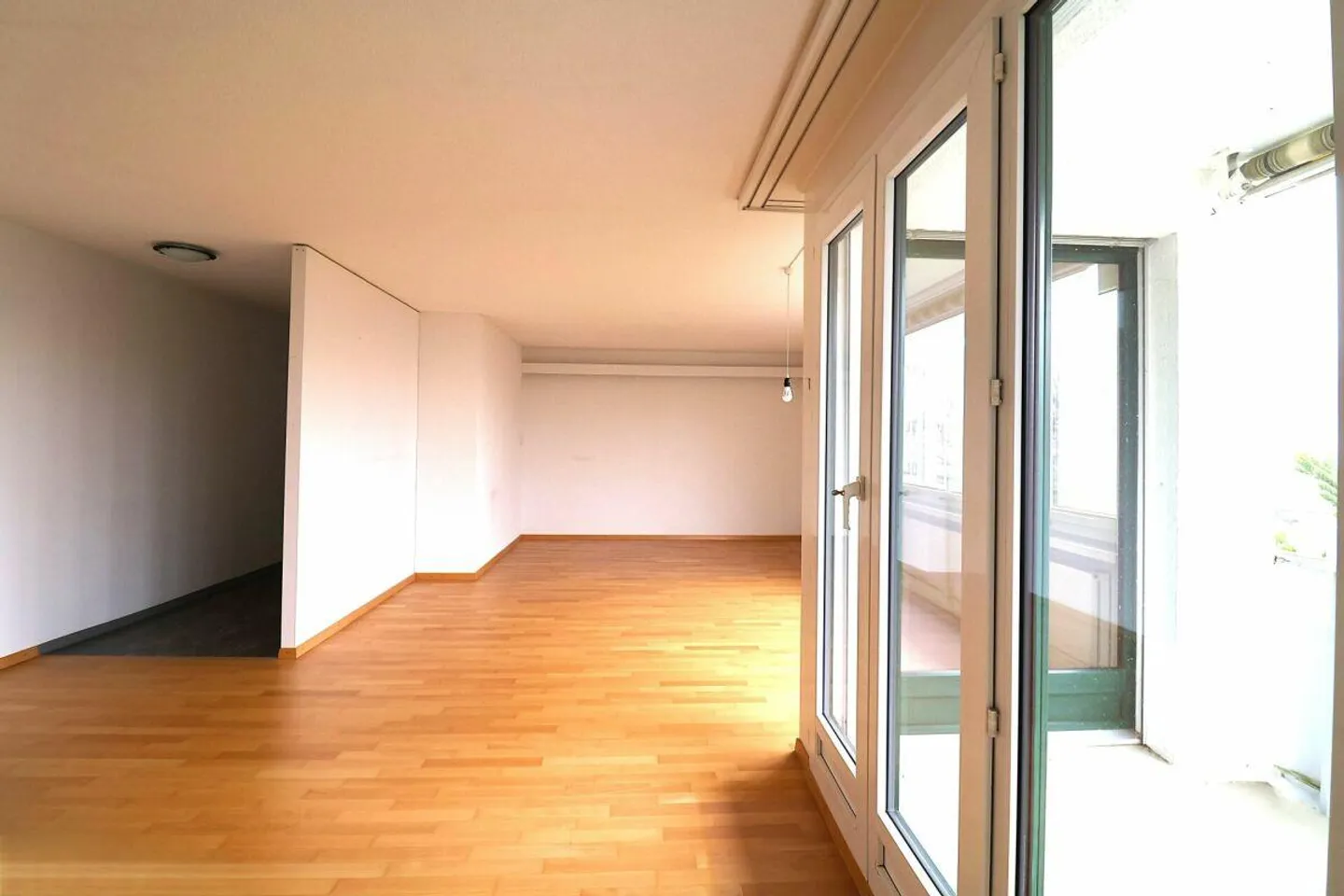 Quiet location, spacious apartment with parking space - Photo 5 of 11