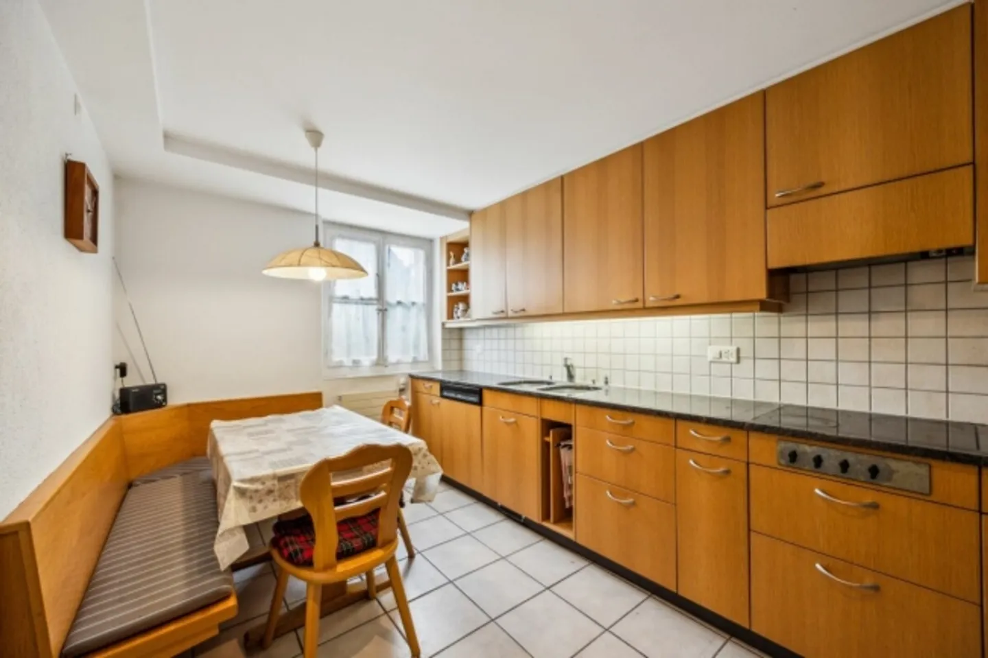 Ancien restaurant avec appartement de propriétaire et potentiel - Photo 3 sur 13