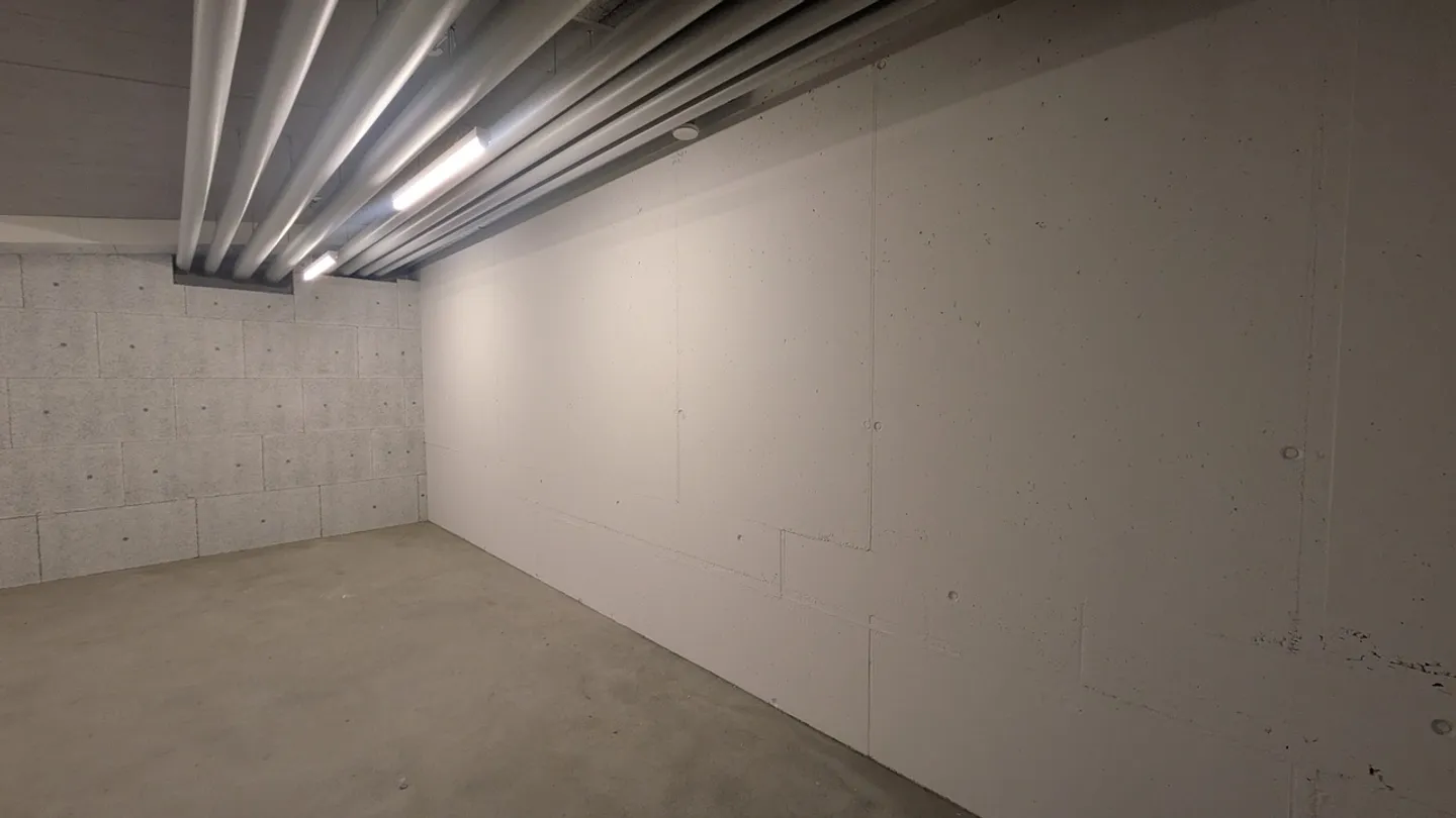 Spacious Storage Room in Regensdorf - Photo 2 of 13