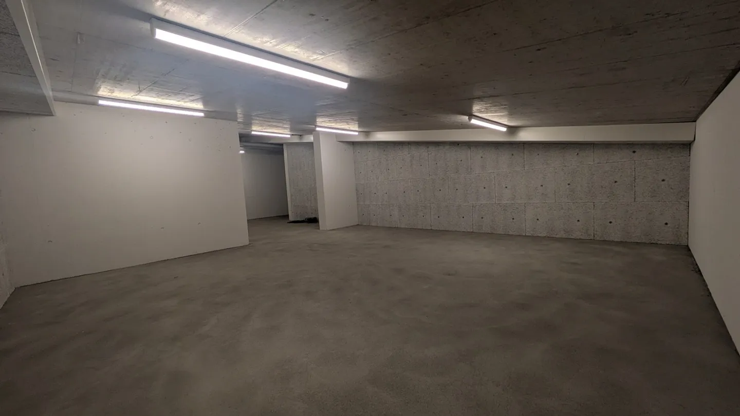 Spacious Storage Room in Regensdorf - Photo 7 of 13