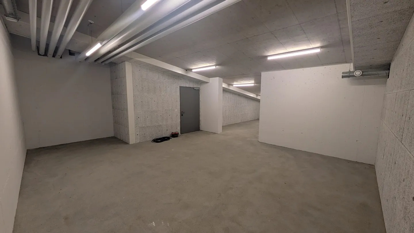 Spacious Storage Room in Regensdorf - Photo 4 of 13