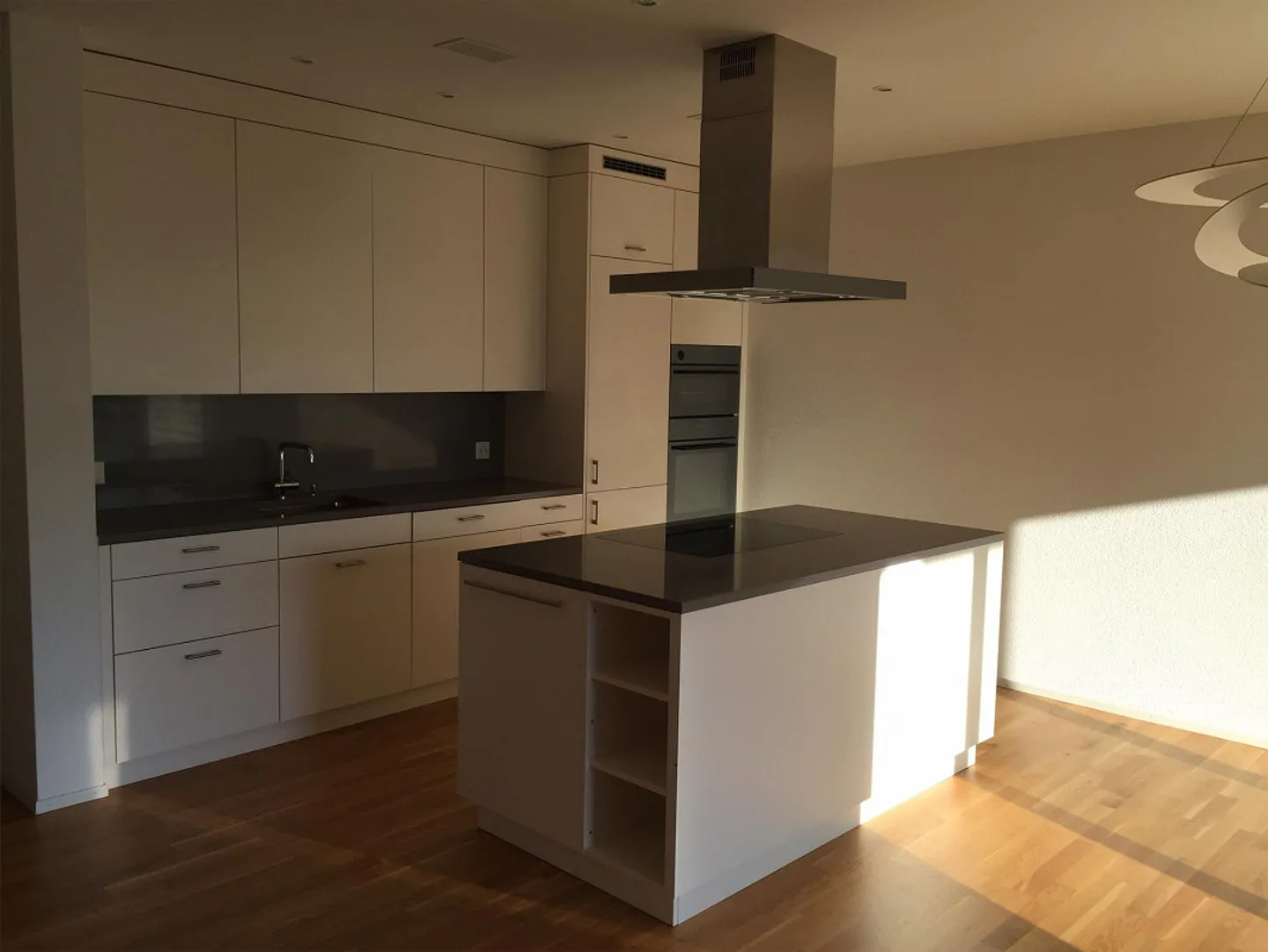 High-quality 5.5 room apartment including 2 underground parking spaces - Photo 1 of 9