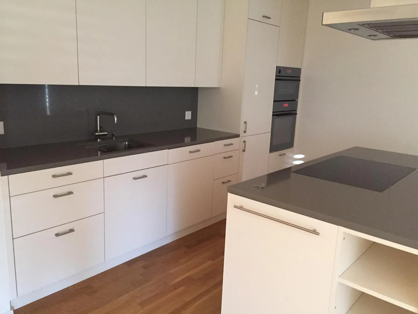 High-quality 5.5 room apartment including 2 underground parking spaces - Photo 2 of 9