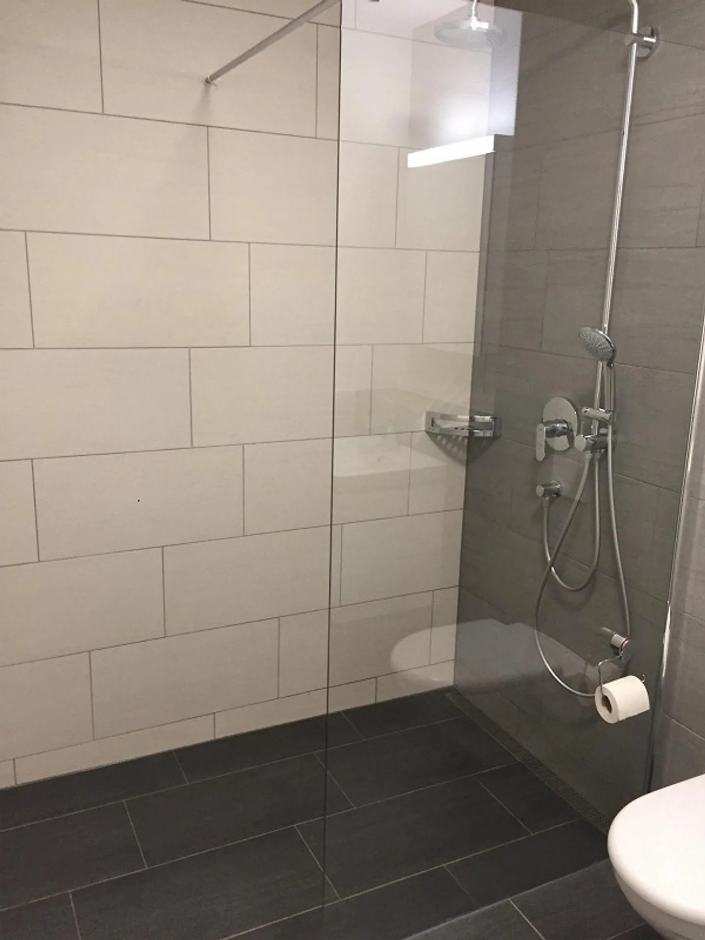 High-quality 5.5 room apartment including 2 underground parking spaces - Photo 7 of 9