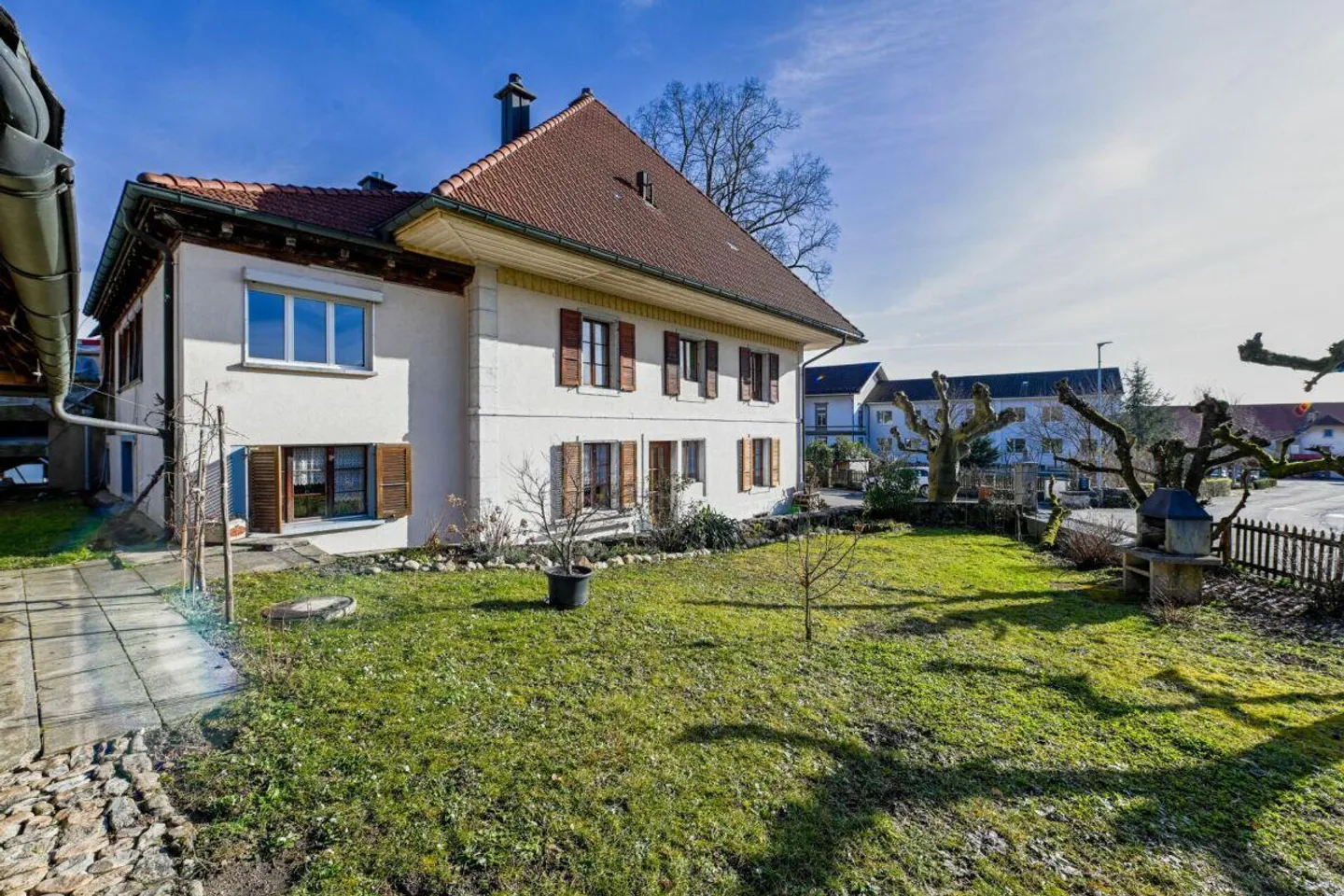 HISTORISCHES ZWEIFAMILIENHAUS MIT NEBENGEBÄUDE - Foto 1 von 9
