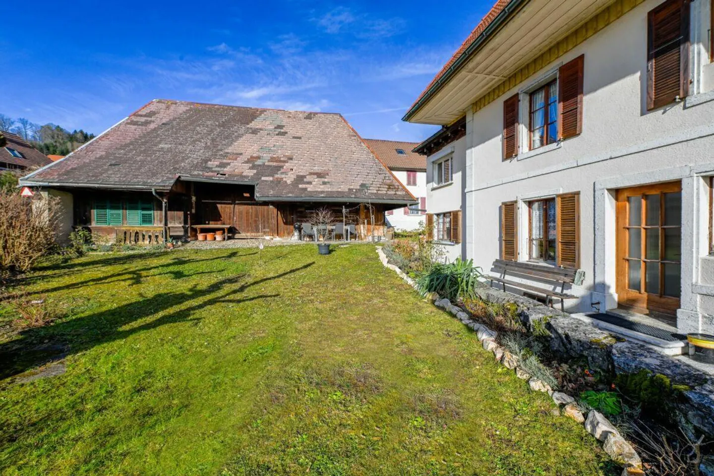 HISTORISCHES ZWEIFAMILIENHAUS MIT NEBENGEBÄUDE - Foto 2 von 9
