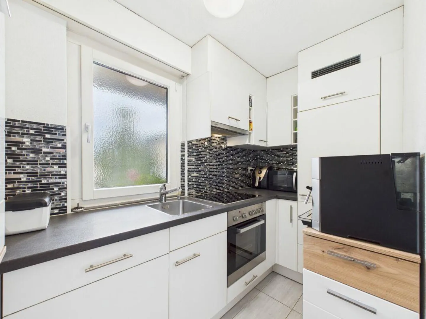 Prime Location with a View - Ideal Retirement Apartment / Investment (without parking, with top connections) - Photo 8 of 21