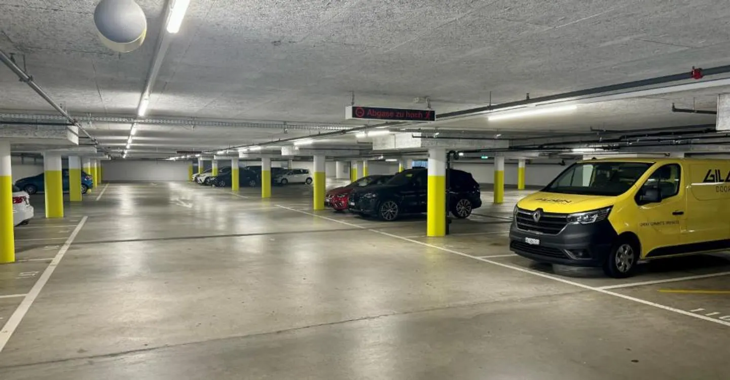 Places de stationnement dans le parc commercial, Oftringen - Photo 2 sur 2