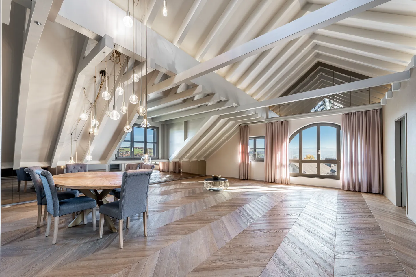 Luxurious 4.5-room penthouse apartment (170 m²) with gallery and lake view - Photo 1 of 13