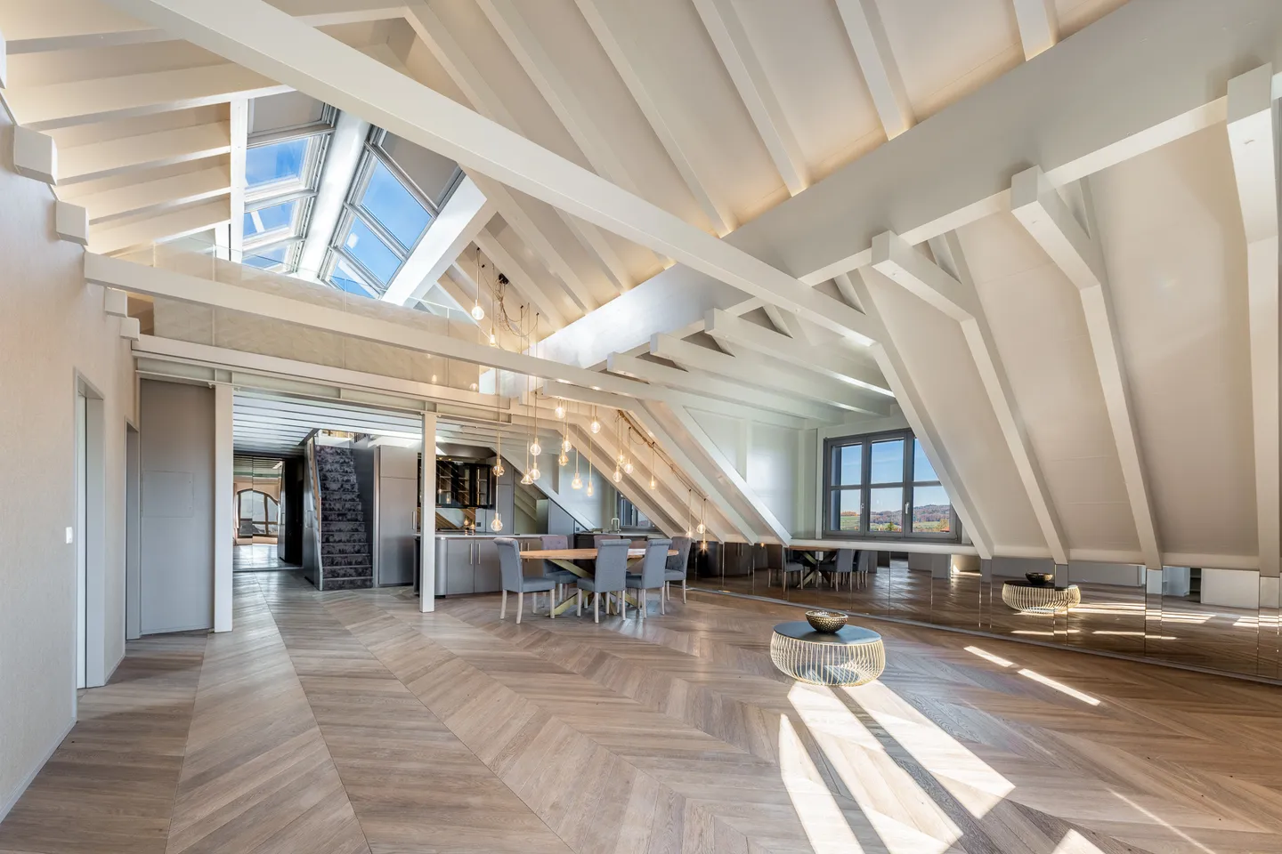 Luxurious 4.5-room penthouse apartment (170 m²) with gallery and lake view - Photo 8 of 13