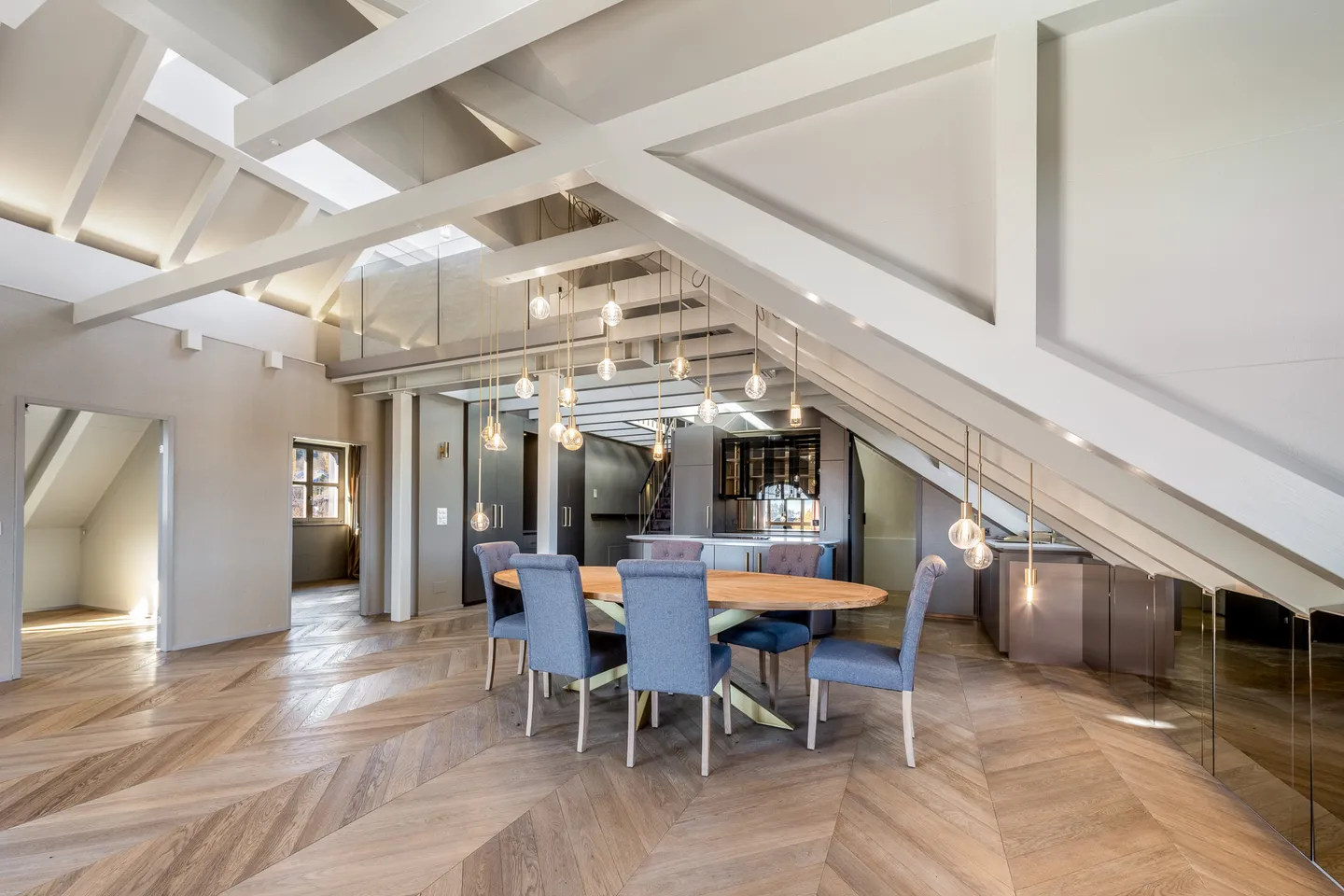 Luxurious 4.5-room penthouse apartment (170 m²) with gallery and lake view - Photo 9 of 13