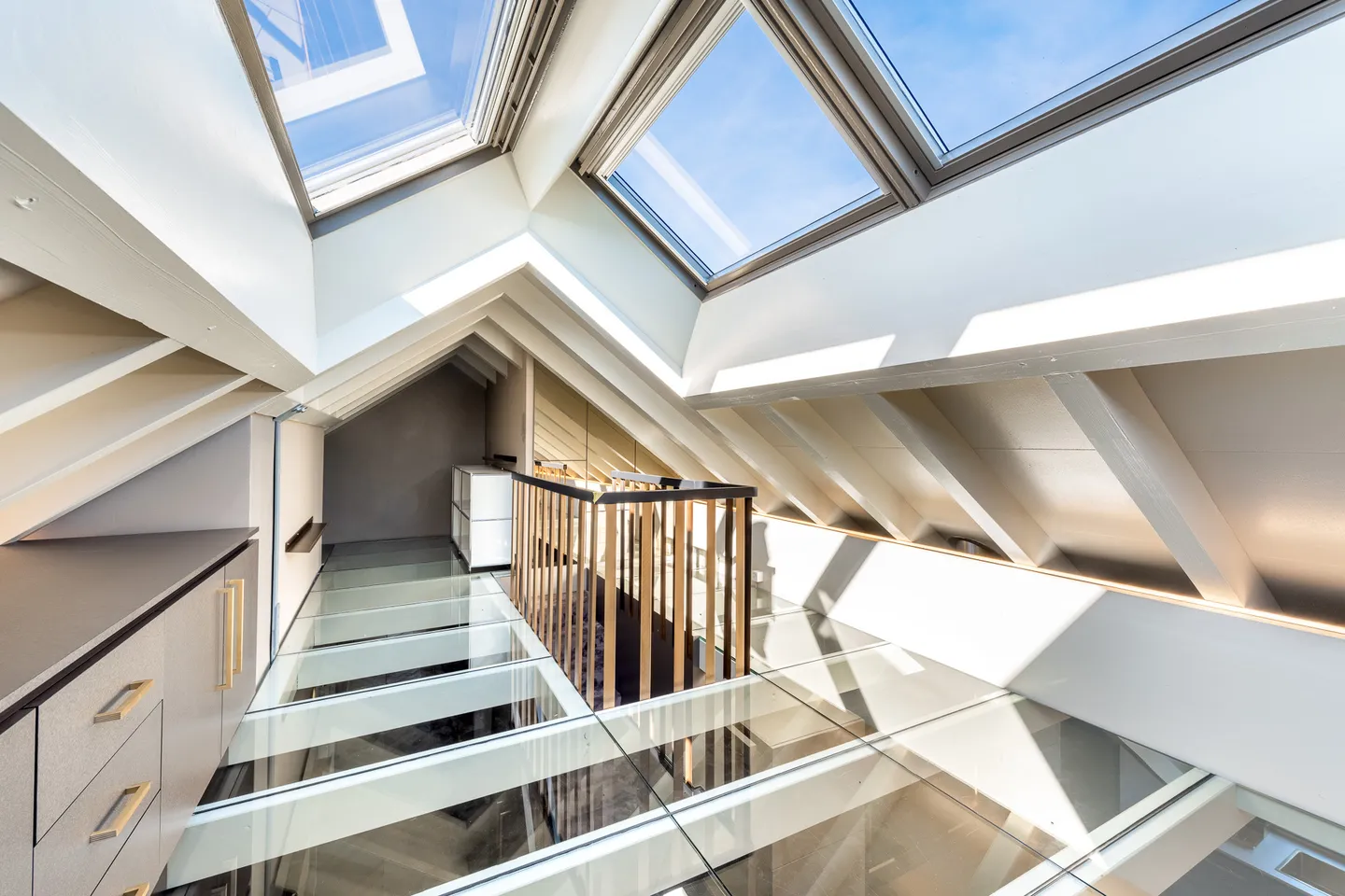 Luxurious 4.5-room penthouse apartment (170 m²) with gallery and lake view - Photo 11 of 13