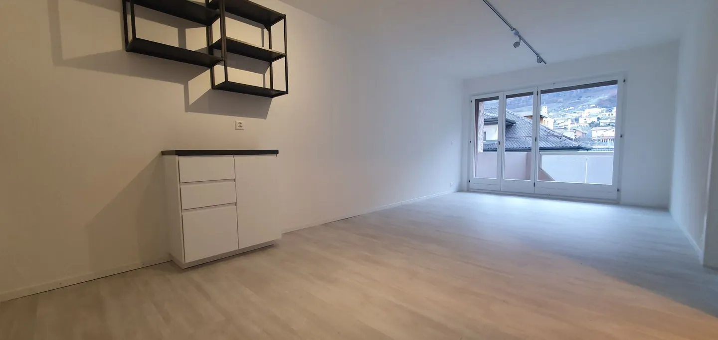 RENOVE - lumineux 2.5 pces en plein centre du village et de ses commodités - Foto 2 di 5