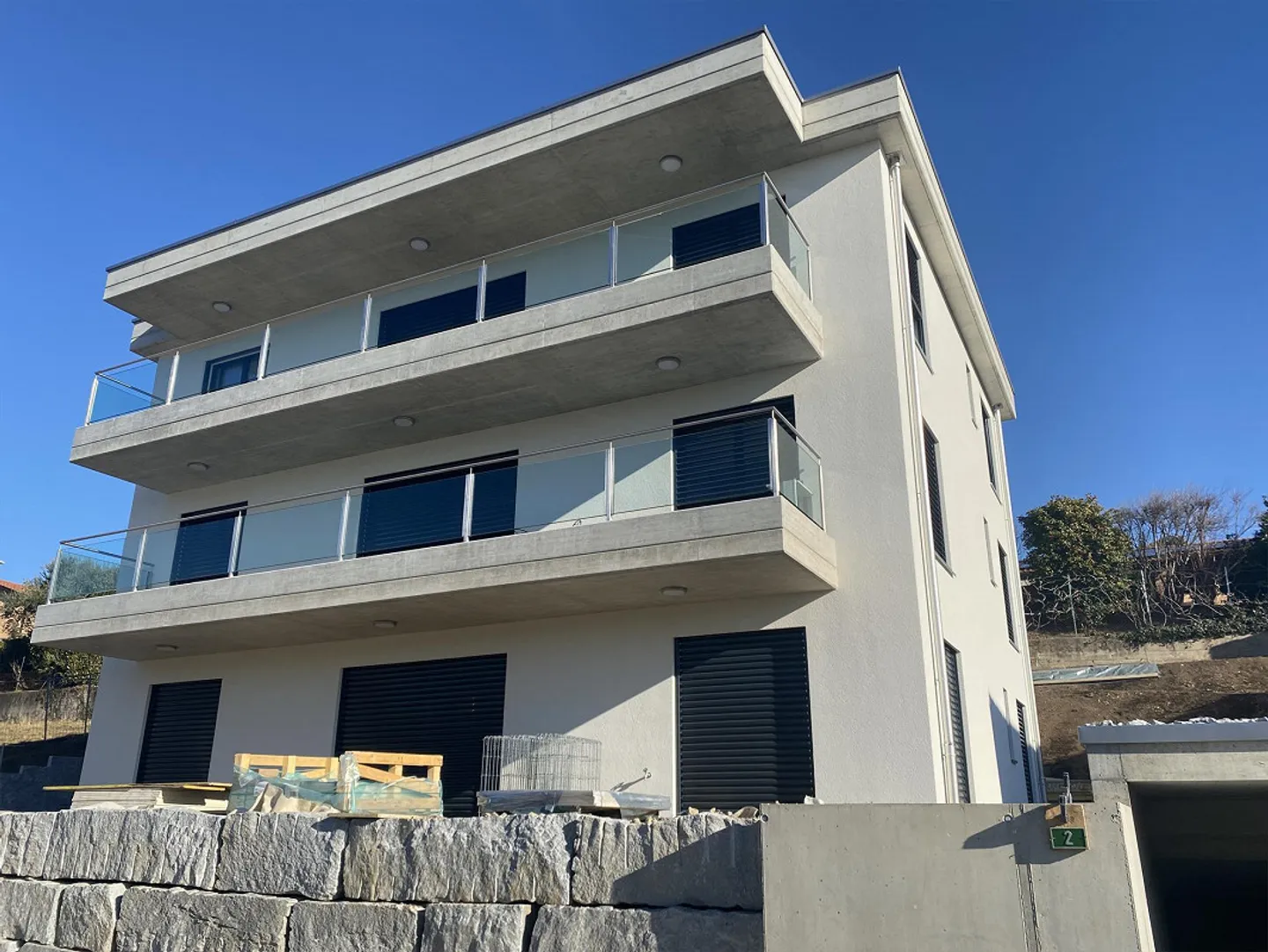 Bâtiment générant des revenus avec 3 appartements et 6 places de parking - Photo 1 sur 5