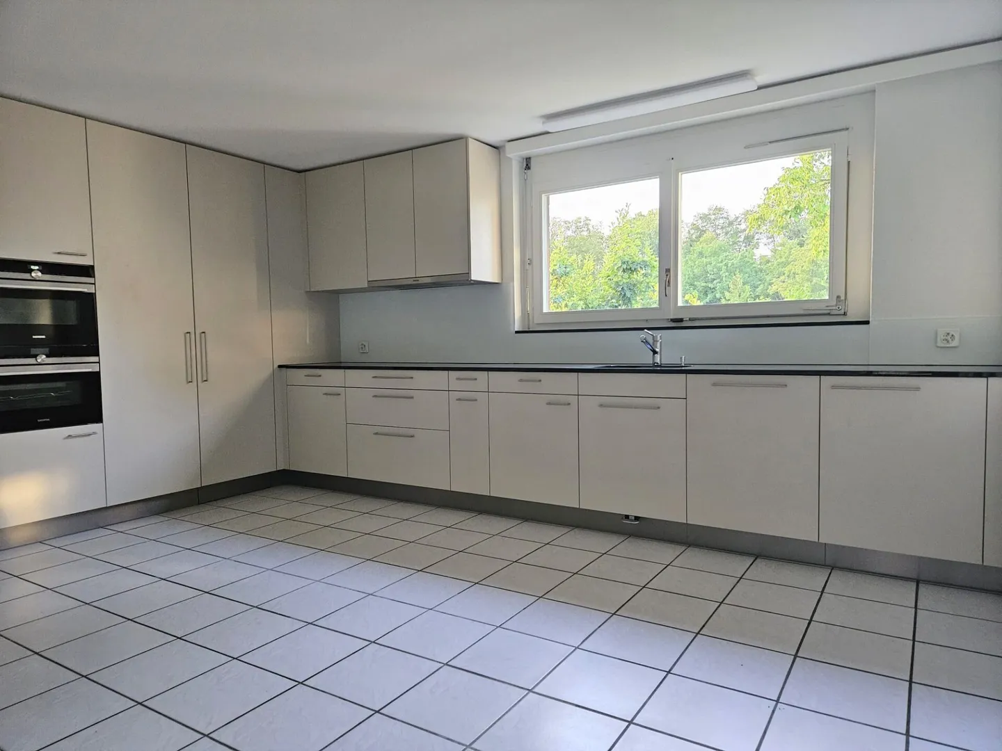 Freistehendes 5.5-Zimmer-Einfamilienhaus mit Nebenräumen à 35 m2 und Doppelgarage. - Photo 2 of 14