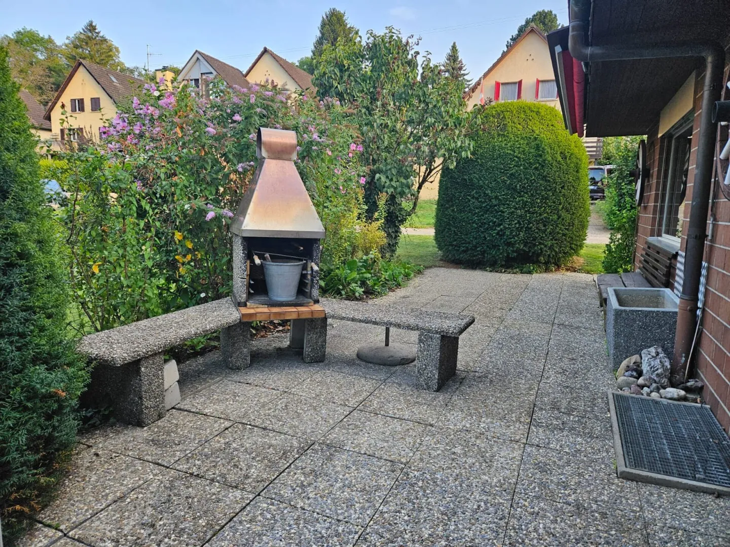 Freistehendes 5.5-Zimmer-Einfamilienhaus mit Nebenräumen à 35 m2 und Doppelgarage. - Photo 9 of 14