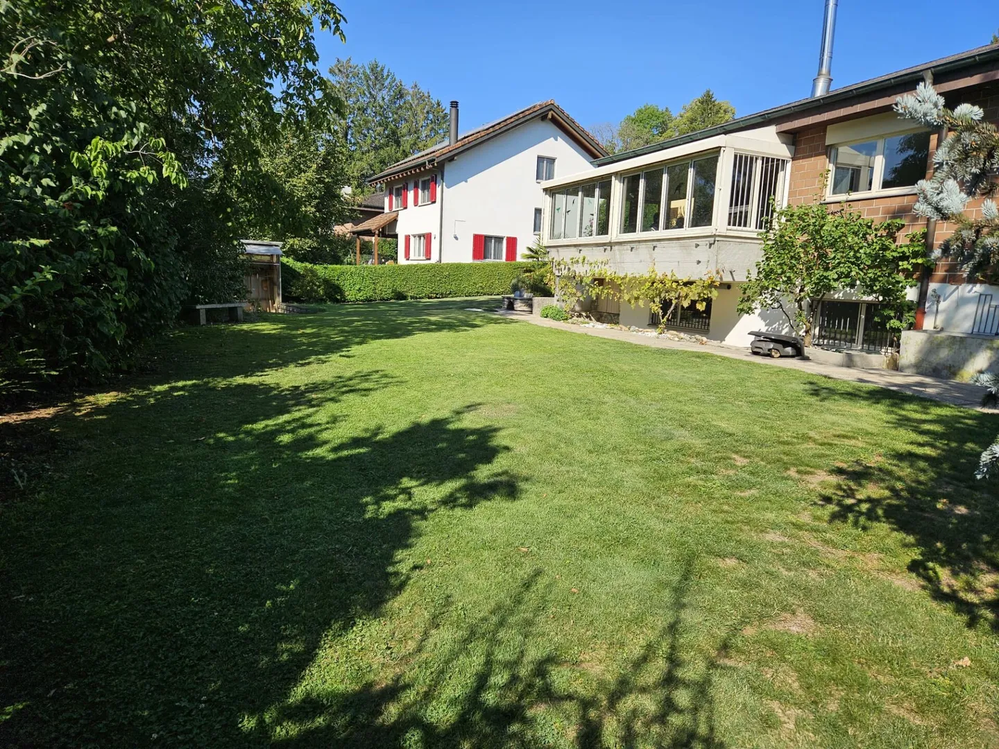 Freistehendes 5.5-Zimmer-Einfamilienhaus mit Nebenräumen à 35 m2 und Doppelgarage. - Photo 12 of 14