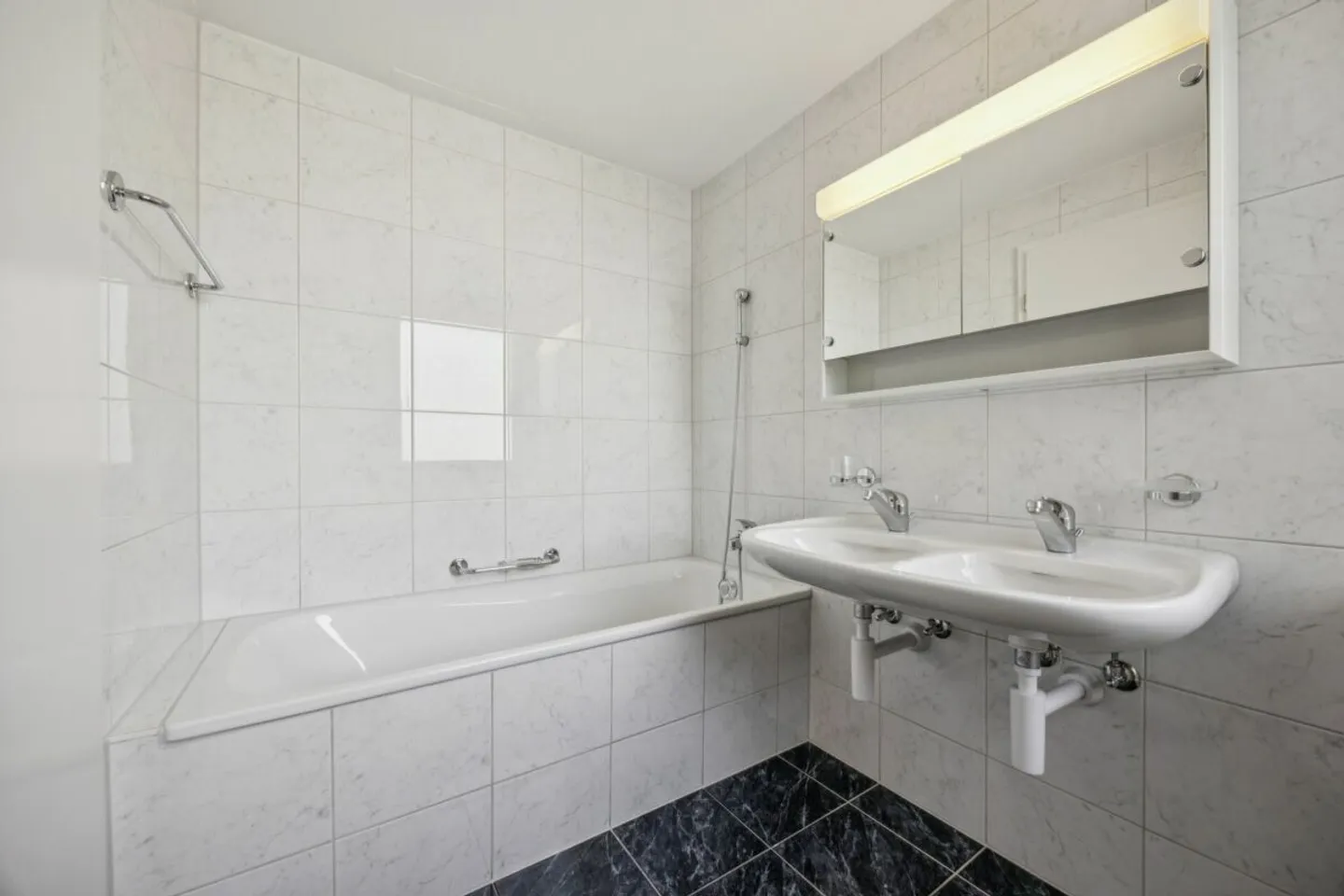 Stylish Apartment with Stunning Views - Photo 8 of 14